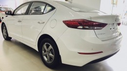 Hyundai Elantra 2018 số sàn màu trắng xe có sẵn giao ngay, giá khuyến mãi cực hấp dẫn, hỗ trợ vay trả góp lãi suất ưu đãi