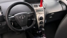 Cần bán Toyota yaris rs 2013 tự động