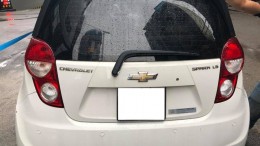 Cần bán xe Chevrolet Spark đời 2015 số sàn màu trắng