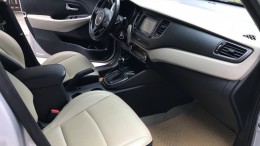 Bán gấp Kia Rondo tự động 2017 màu bạc xe đẹp như mới.