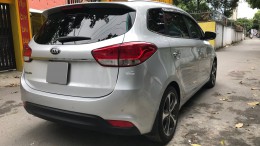 Bán gấp Kia Rondo tự động 2017 màu bạc xe đẹp như mới.
