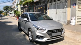 Bán em Hyundai Accent 9/2018 tự động đặc biệt màu bạc xe đẹp như hãng