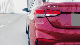 Bán gấp Hyundai Accent 10/2018 tự động đỏ xe đi 900 km