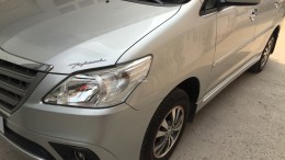 Bán Toyota Innova 2015 số sàn màu bạc rất tuyệt đẹp.