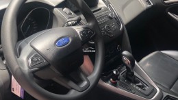 Bán Ford Focus bản hatback full đồ chơi 2017 màu trắng cực đep