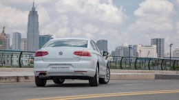  Volkswagen Passat Bluemotion 2018 nhập khẩu, tặng 5 năm bảo dưỡng xe, lấy xe chỉ với>350tr trả trước, giao xe ngay