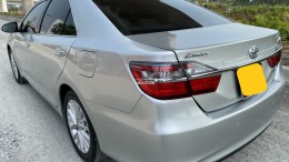 Cần bán xe Toyota Camry 2.0E 2017 màu bạc, xe đẹp đi kĩ, chính hãng Toyota Sure