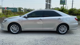 Cần bán xe Toyota Camry 2.0E 2017 màu bạc, xe đẹp đi kĩ, chính hãng Toyota Sure