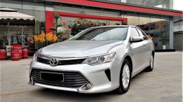 Cần bán xe Toyota Camry 2.0E 2015 màu bạc, xe đẹp đi kĩ, chính hãng Toyota Sure