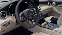 Bán xe Mercedes-Benz GLC300 chính hãng lướt 3300 km, sản xuất 2021, màu đen, nội thất kem tại Hà Nội