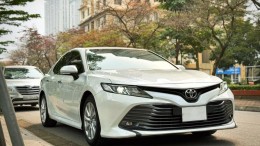 Cần bán xe Toyota Camry 2.0Q 2019, mầu trắng, giá 810tr