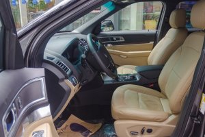 Đánh giá xe Ford Explorer 2017: Thiết kế hàng ghế trước 1