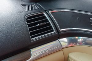 Đánh giá xe Ford Explorer 2017: Hốc gió phía trước 1