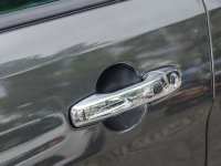 Đánh giá xe Ford Explorer 2017: Tay nắm cửa mạ chrome tích hợp khóa/mở một chạm 1